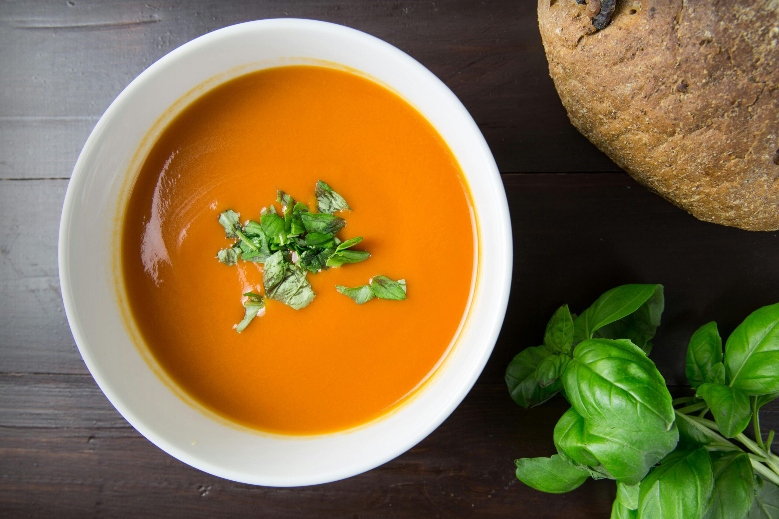 Braune Suppe In Weißer Keramikschale